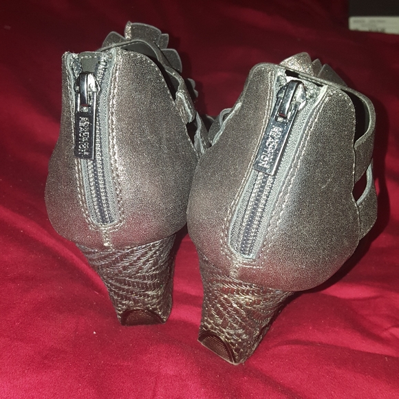 Kenneth Cole Reaction Metallic Wedge Sandals 10 - Picture 4 of 11